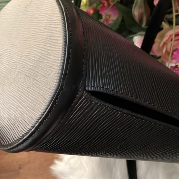 LOUIS VUITTON black Epi Saint Jacques in excellent condition. Authenticated - Picture 13 of 17